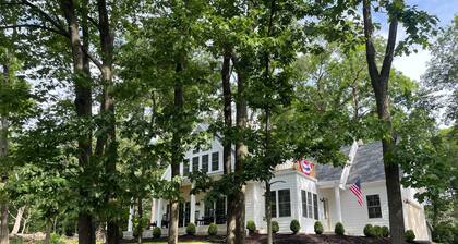 Beautiful Lake Cottage - Great for large families or group events!
