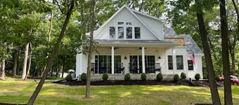 Beautiful Lake Cottage - Great for large families or group events!