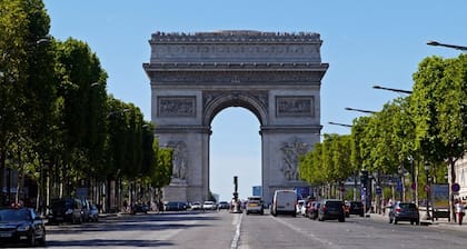 Studette Paris Champs Elysées