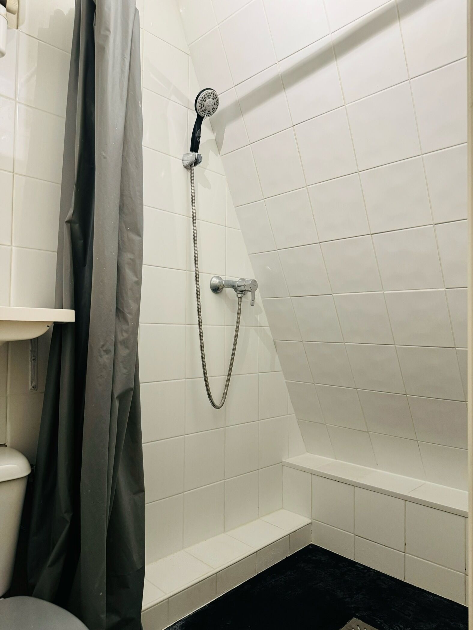 Sèche-cheveux, serviettes fournies, savon, papier toilette