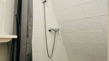 吹风机、毛巾、肥皂、卫生纸