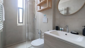 Estudio (0 Bedroom) | Baño | Regadera, secadora de cabello, toallas