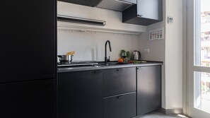 开间 (0 Bedroom) | 私人简易厨房 | 微波炉、烤箱、炉灶、电热水壶