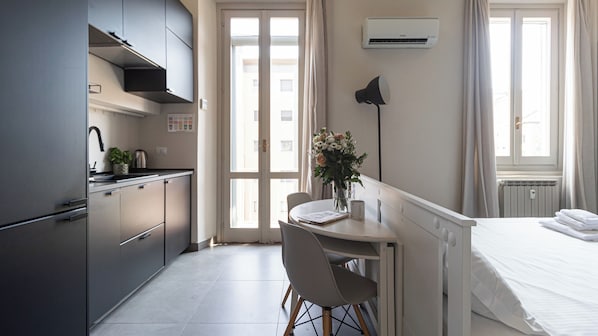 Estudio (0 Bedroom) | Cocineta privada | Microondas, horno, parrilla de estufa y tetera eléctrica