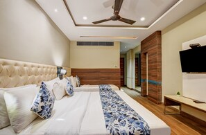 Habitación triple superior, vista a la ciudad | Escritorio, espacio para trabajar con laptop y insonorización 