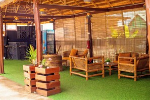 Bar en bord de piscine