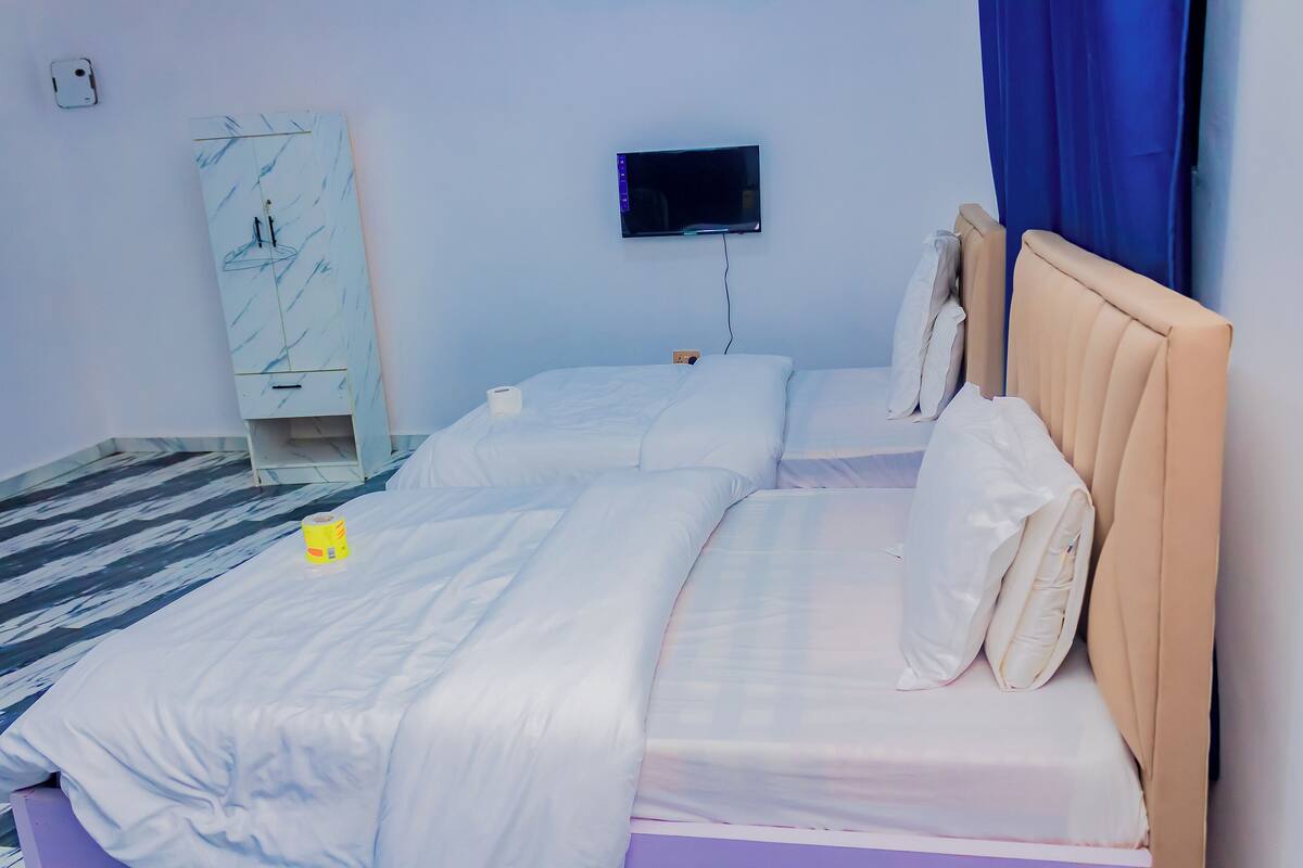 Habitación con 2 camas individuales | Escritorio, tabla de planchar con plancha, wifi gratis y ropa de cama 