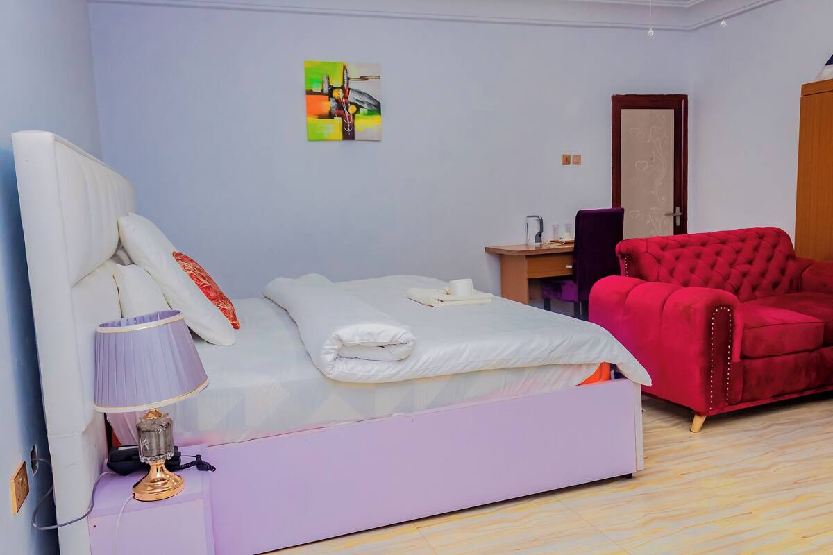 Habitación estándar | Escritorio, tabla de planchar con plancha, wifi gratis y ropa de cama 