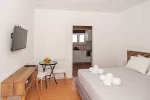 1 chambre, fer et planche à repasser, Wi-Fi, literie fournie