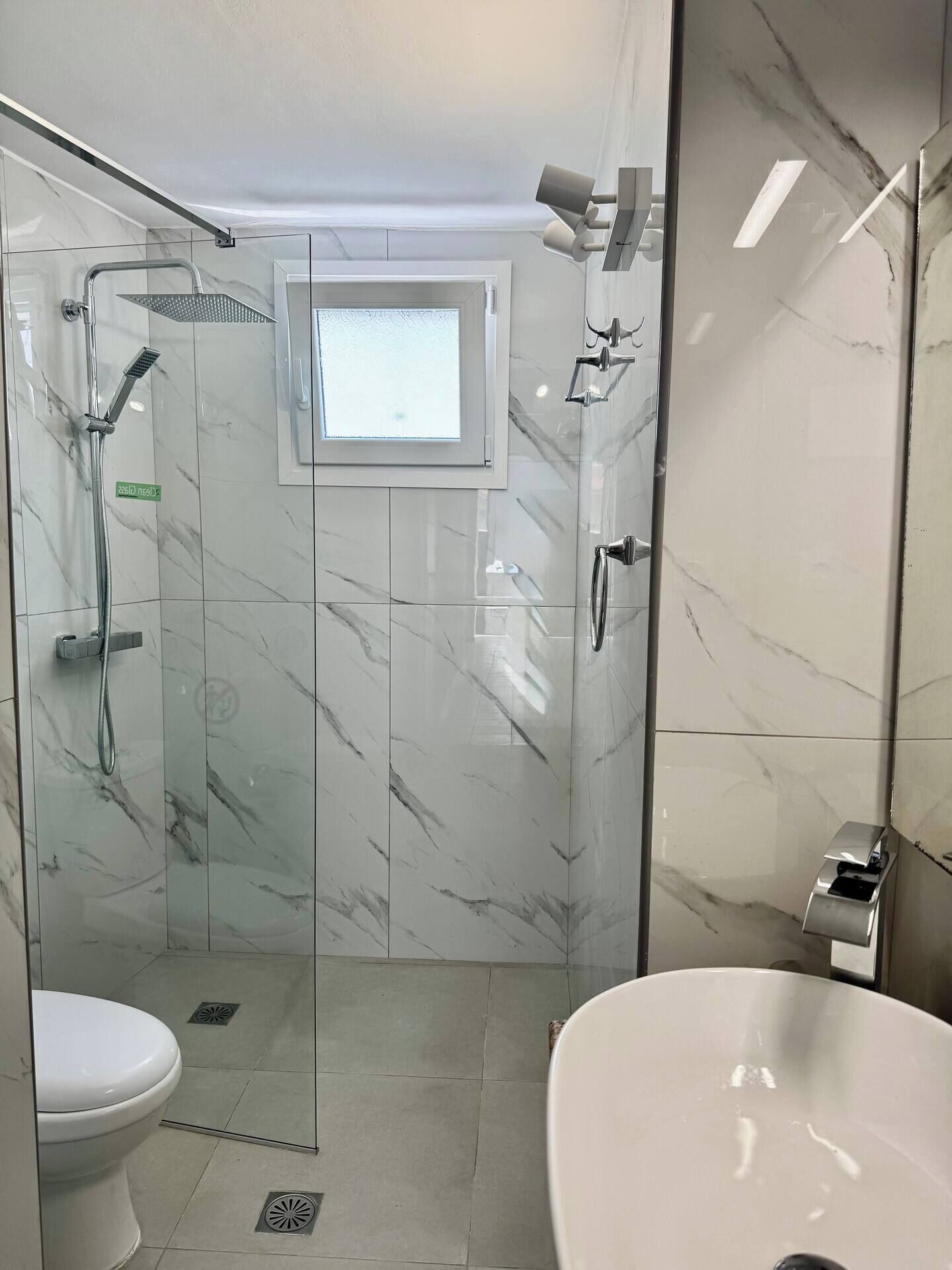 Douche, sèche-cheveux, serviettes fournies