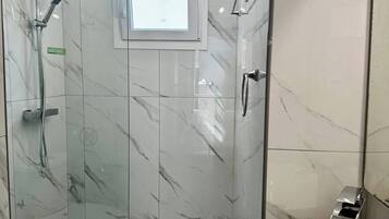 Douche, sĂšche-cheveux, serviettes fournies