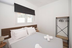 2 quartos, ferros/tábuas de passar roupa, berço de viagem