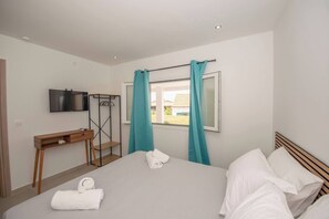 2 bedrooms, iron/ironing board, WiFi