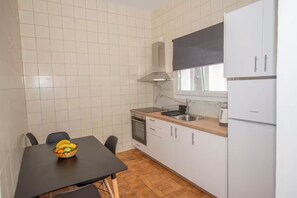 Refrigerador, horno, parrilla de estufa y tetera eléctrica 