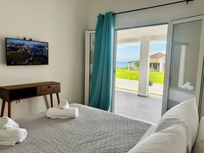 2 bedrooms, iron/ironing board, WiFi, bed sheets - Massalia Suites Sea View Villa Aegea (Corfu)
