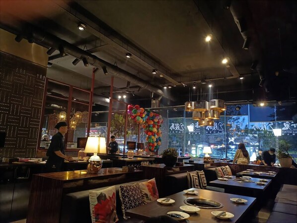 公寓式客房, 1 间卧室, 露台, 城市景观 | 用餐