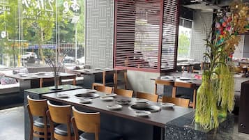 Condo, 1 habitación, patio, vista a la ciudad | Restaurantes