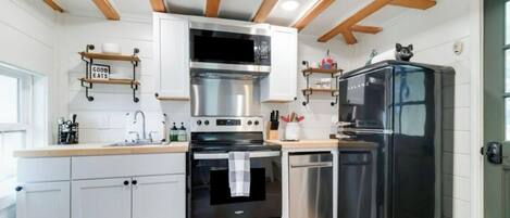 Microondas, horno, parrilla de estufa y lavavajillas