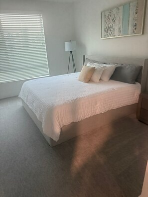 2 habitaciones, tabla de planchar con plancha, wifi y ropa de cama 