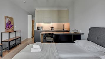 Estudio, balcón | Ropa de cama hipoalergénica y tabla de planchar con plancha