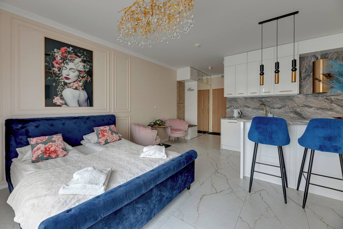 Design Studio, Balcony | Hypo-allergenic bedding available, iron/ironing board, WiFi (free)