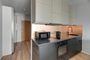 Studio, ban công | Bếp nhỏ riêng
