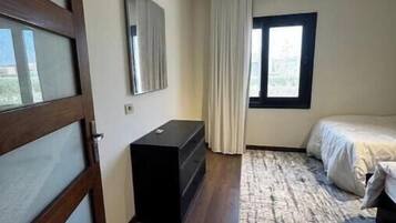 3 slaapkamers, een strijkplank/strijkijzer, wifi, beddengoed