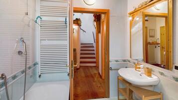 Ducha, artículos de tocador gratuitos, secador de pelo, toallas