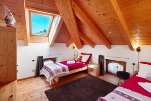 2 bedrooms, desk, iron/ironing board, WiFi