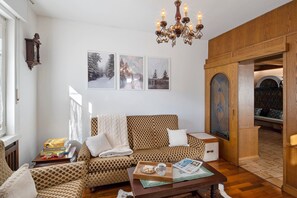 TV - Apartment 'Il Feudo' with Mountain View, Balcony and Wi-Fi (Predazzo)