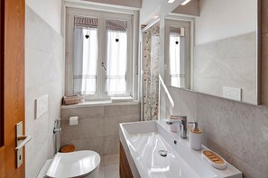 Shower, free toiletries, hair dryer, towels - Apartment 'Il Feudo' with Mountain View, Balcony and Wi-Fi (Predazzo)