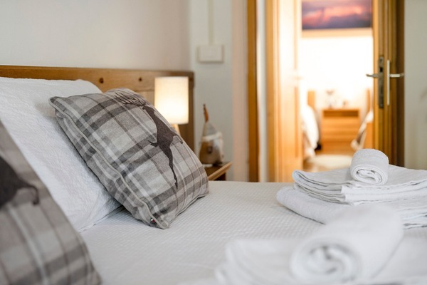 4 bedrooms, desk, WiFi, bed sheets