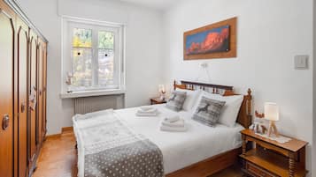 4 bedrooms, desk, WiFi, bed sheets