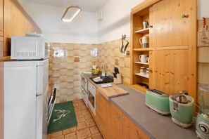 Fridge, microwave, oven, stovetop - Apartment 'Il Feudo' with Mountain View, Balcony and Wi-Fi (Predazzo)