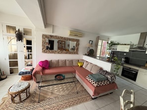 TV connectée, vidéothèque, chaîne hi-fi, écrans d'ordinateur