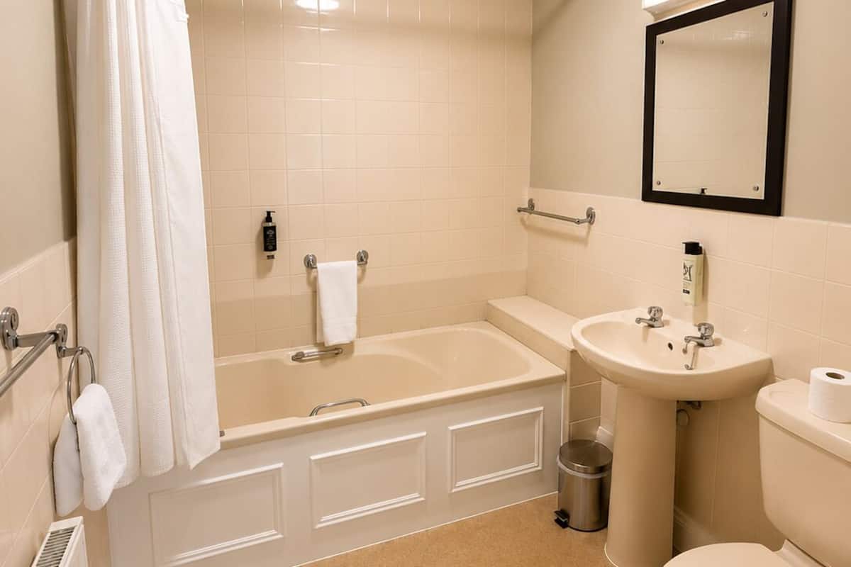 Combined shower/tub, towels, soap, shampoo