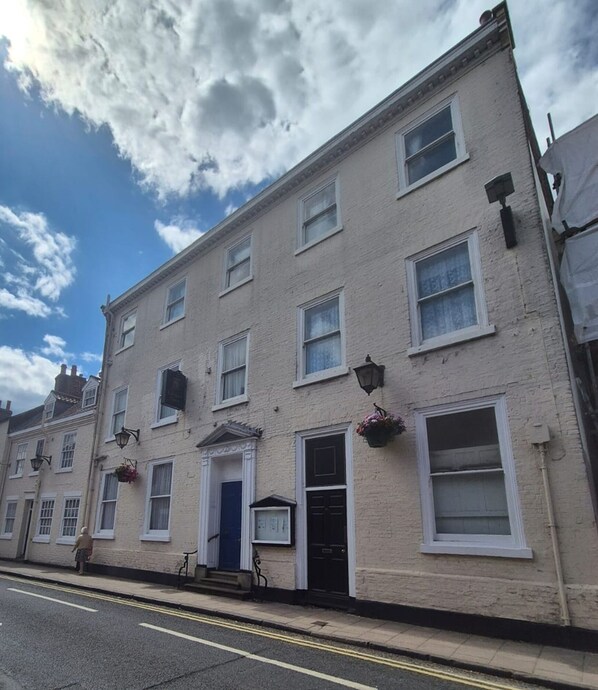 Front of property - The Lairgate Hotel (Beverley)