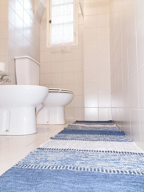 Haartrockner, Handtücher, Seife, Toilettenpapier