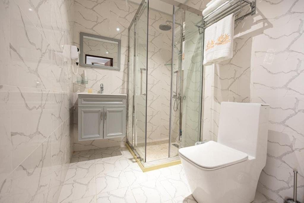 Standard Quadruple Room | Bathroom
