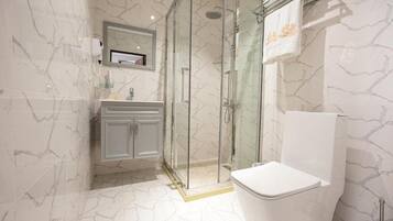 Standard Quadruple Room | Bathroom