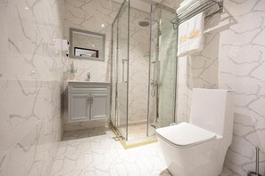 Standard Quadruple Room | Bathroom | Hair dryer, bidet, heated floors, towels -  Eco Boutique Emerald Hotel (Tashkent)