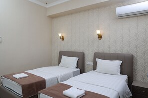 Habitación con 2 camas individuales, patio, vistas a la ciudad | Wifi gratis