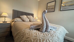 5 bedrooms, iron/ironing board, WiFi, bed sheets