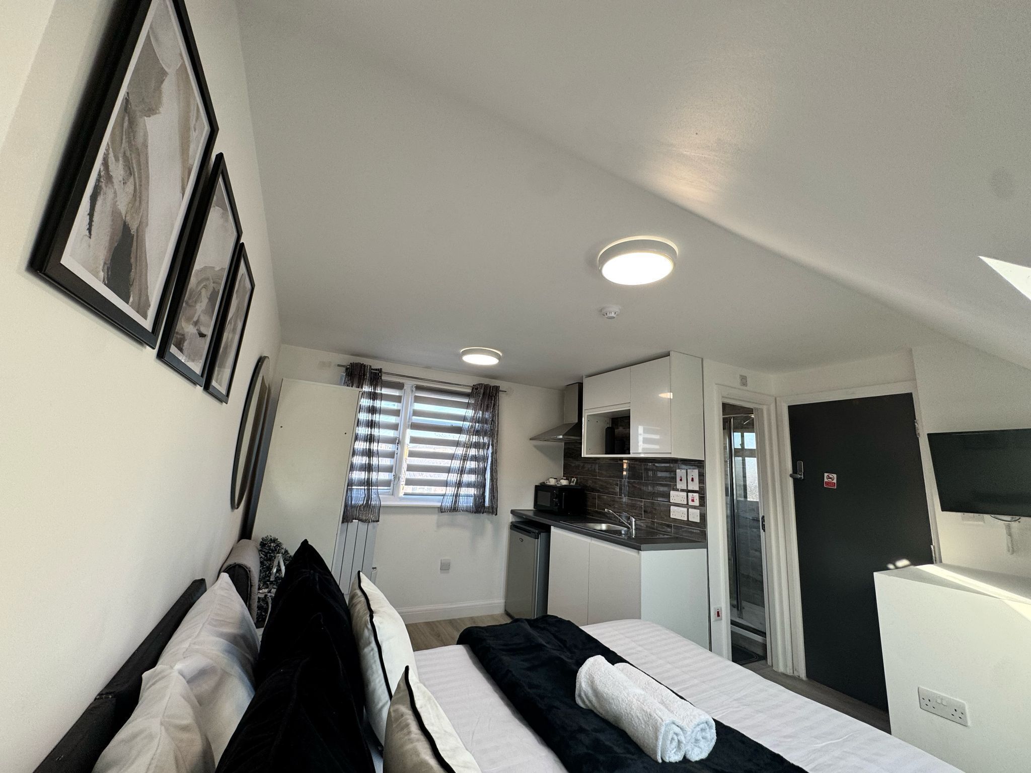 Ensuite Deluxe Room With Shower - London