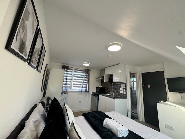 Ensuite Deluxe Room With Shower - London