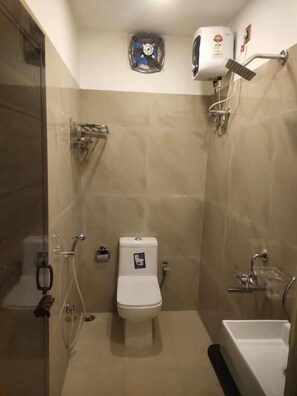 拖鞋、提供毛巾、番梘、廁紙