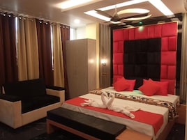 Habitación Deluxe doble, balcón, vistas a la ciudad | Caja fuerte, sistema de insonorización, wifi gratis y ropa de cama