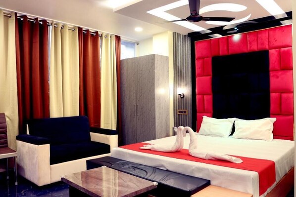 ห้องดีลักซ์ดับเบิล, ระเบียง, วิวเมือง | ตู้นิรภัยในห้องพัก, ห้องเก็บเสียง, Wi-Fi ฟรี, ผ้าปูที่นอน