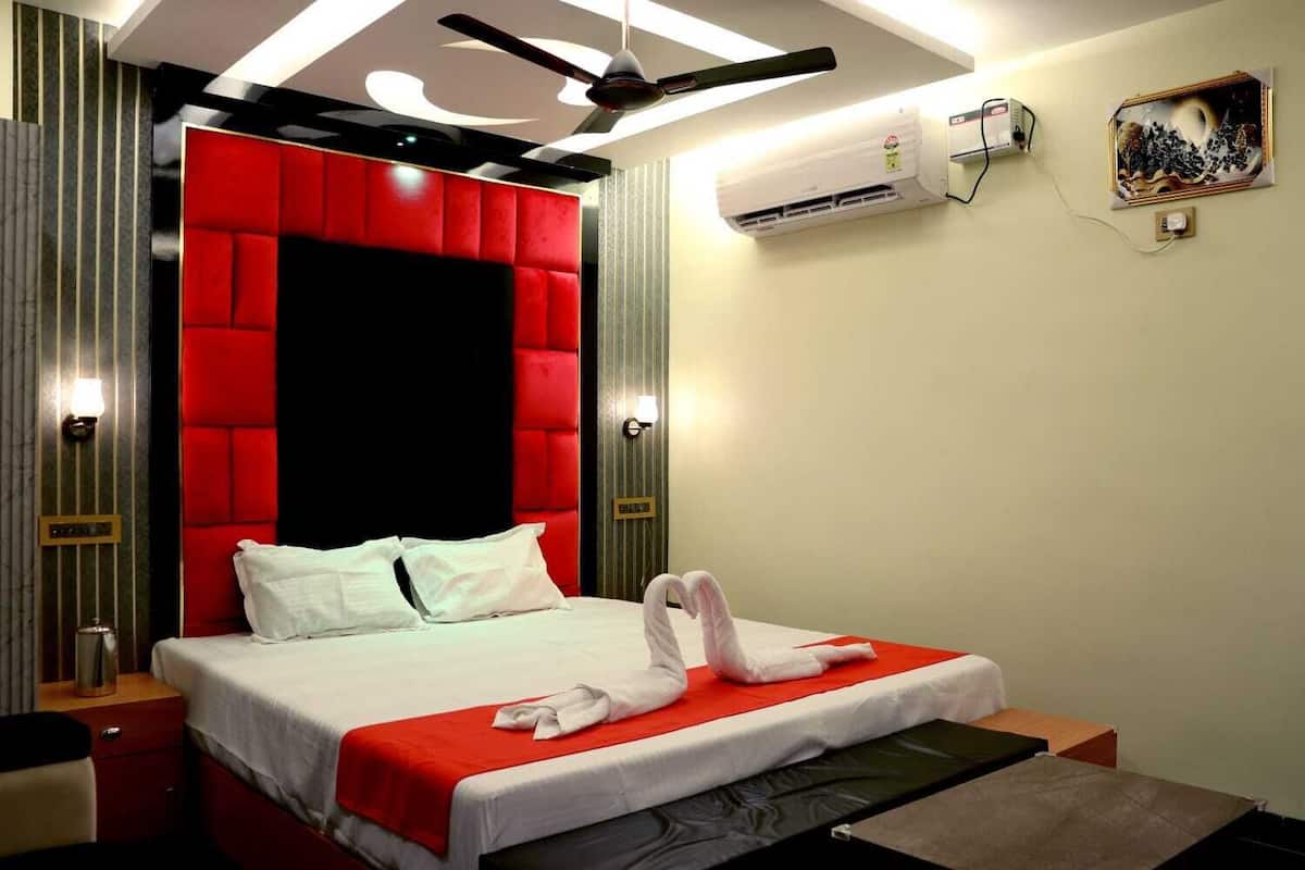 Deluxe Double Room, Balcony, City View | In-room safe, soundproofing, free WiFi, bed sheets
