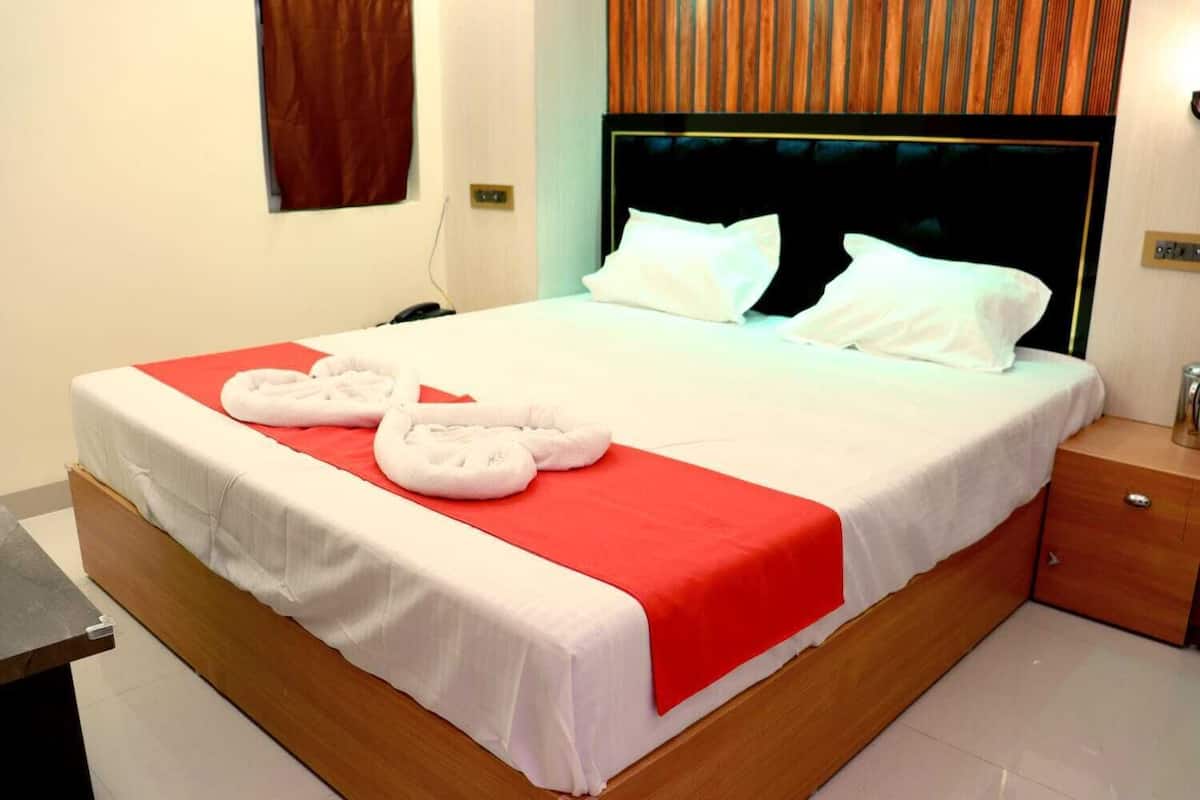 Double Room | In-room safe, soundproofing, free WiFi, bed sheets